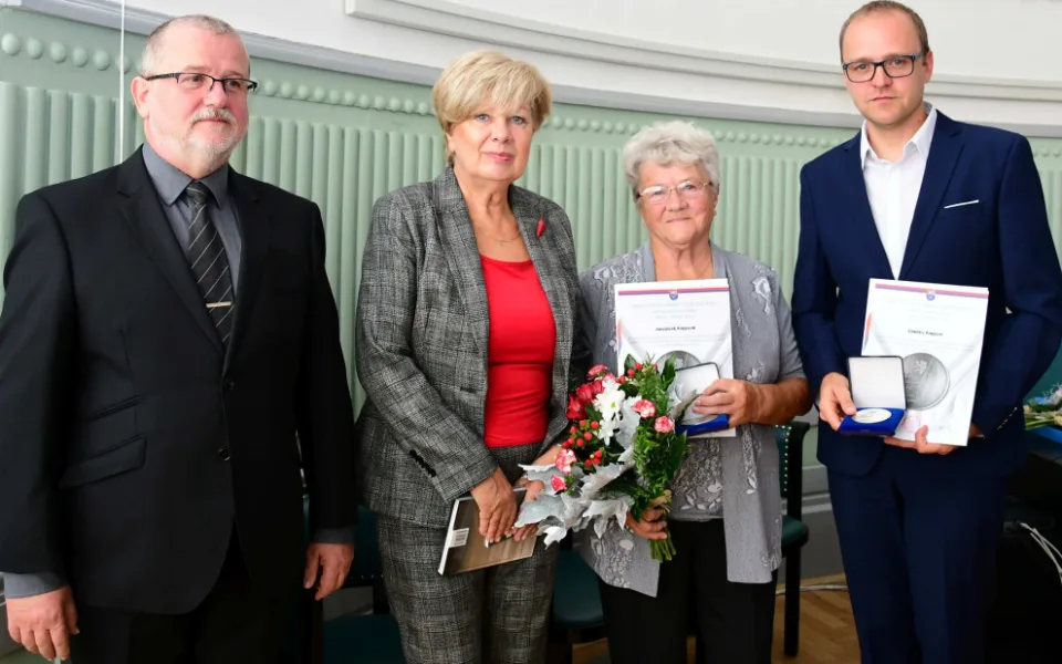 Plakety předala hejtmanka Jihočeského kraje Ivana Stráská