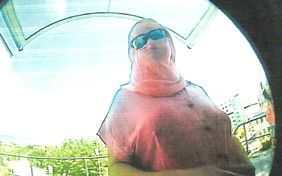 Zahalená osoba by mohla pomoct českokrumlovským policistům objasnit případ