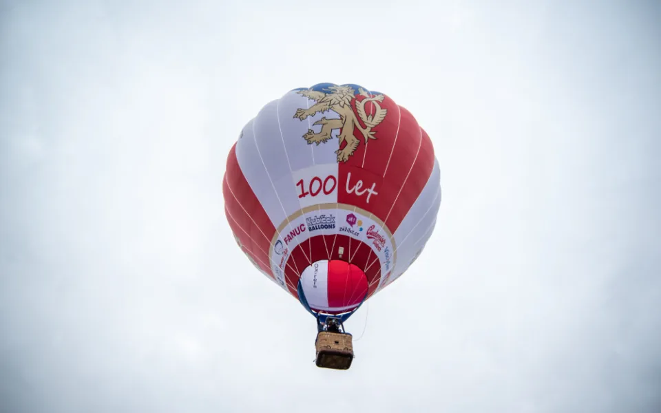 Unikátní balon k oslavám republiky se proletěl nad městem