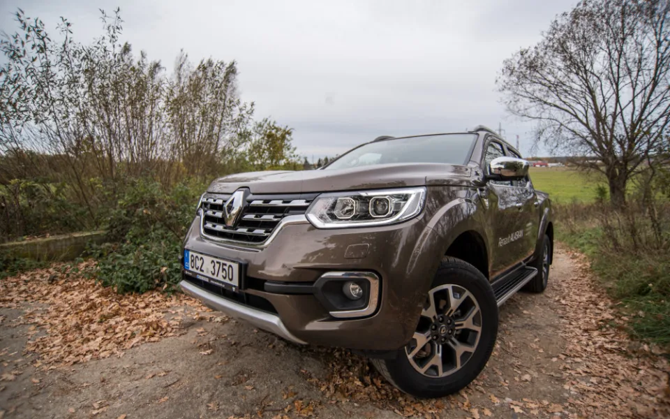 Dělník i výletník. Terénní pick-up Alaskan nabízí za bezkonkurenční cenu skvělé jízdní vlastnosti.