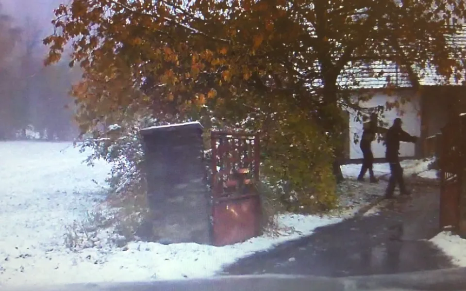 Ujíždějícího řidiče nezastavil ani policejní zátaras