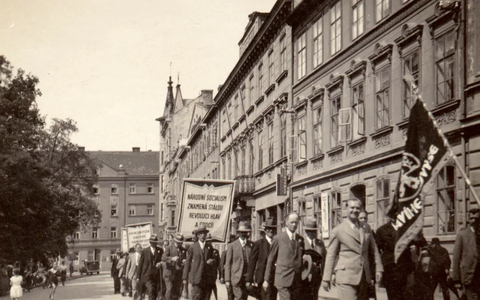 Průvod strany národně sociální Na sadech u Besedy před rokem 1932.