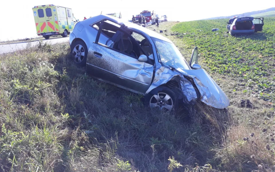 Tragickou nehodu u Zlivice na Písecku nepřežili dva lidé. Další tři jsou těžce zraněni