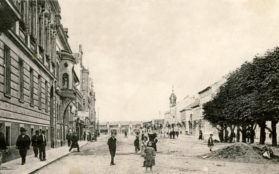 Lannovka v záběru od Štítného ulice k nádraží, vlevo Gellertův dům.