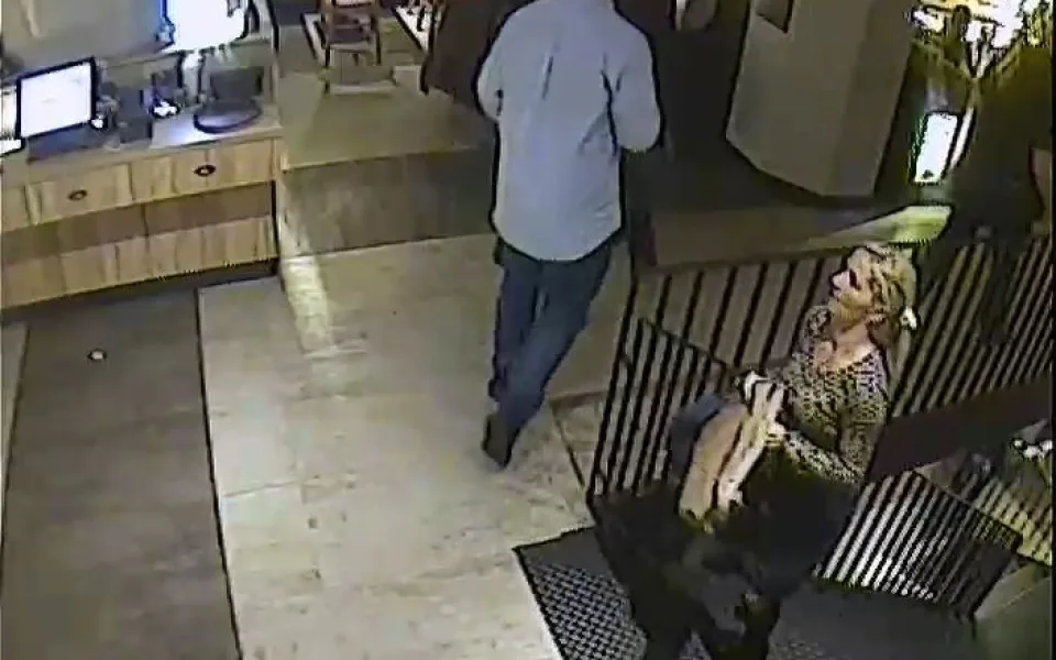 Policie hledá dvojici ze snímků. Muž a žena mohou pomoci rozluštit krádež v IGY.