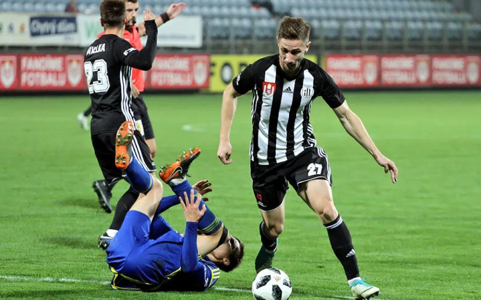 Souboj tělo na tělo mezi Matějem Mršičem a Vladislavem Levinem posoudil rozhodčí jako nedovolený zákrok domácího štírka