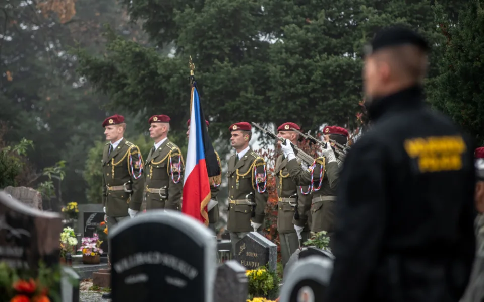S Tomášem Procházkou se přišly v Prachaticích rozloučit stovky lidí