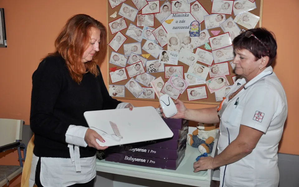 Šest monitorů dechu získalo Gynekologicko-porodnické oddělení Nemocnice Strakonice od Nadace Křižovatka.