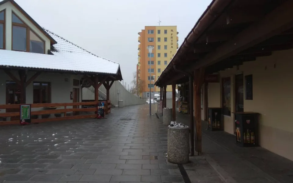 Restaurace a bar na Máji, kde se porvalo několik desítek hostů