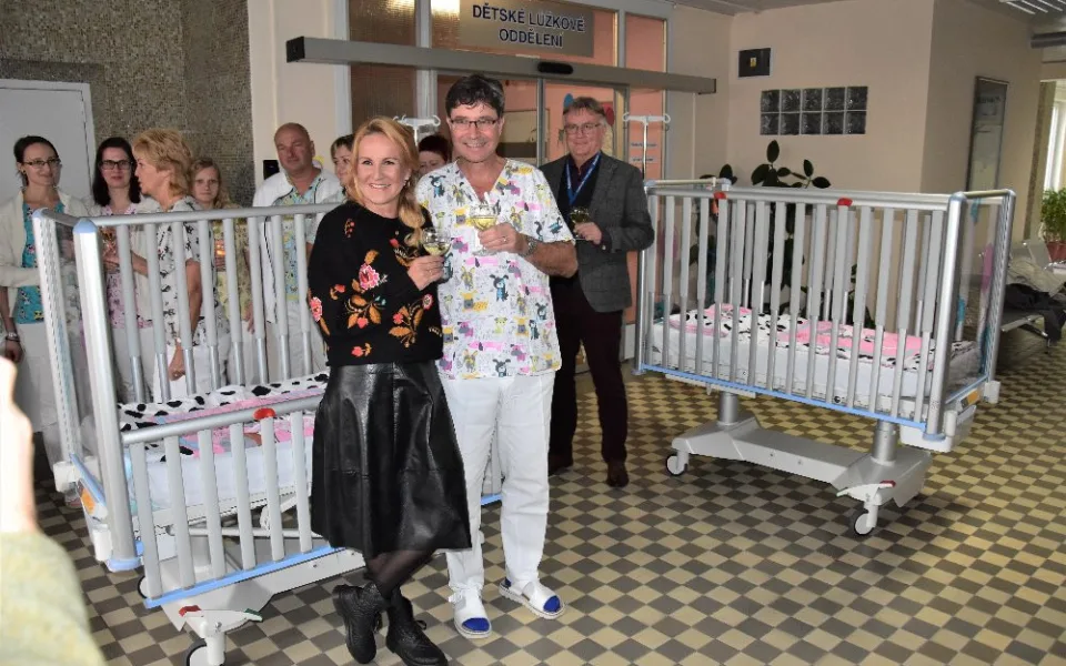 Nadace Kapka naděje předala Nemocnici Strakonice dvě speciální lůžka pro dětské pacienty