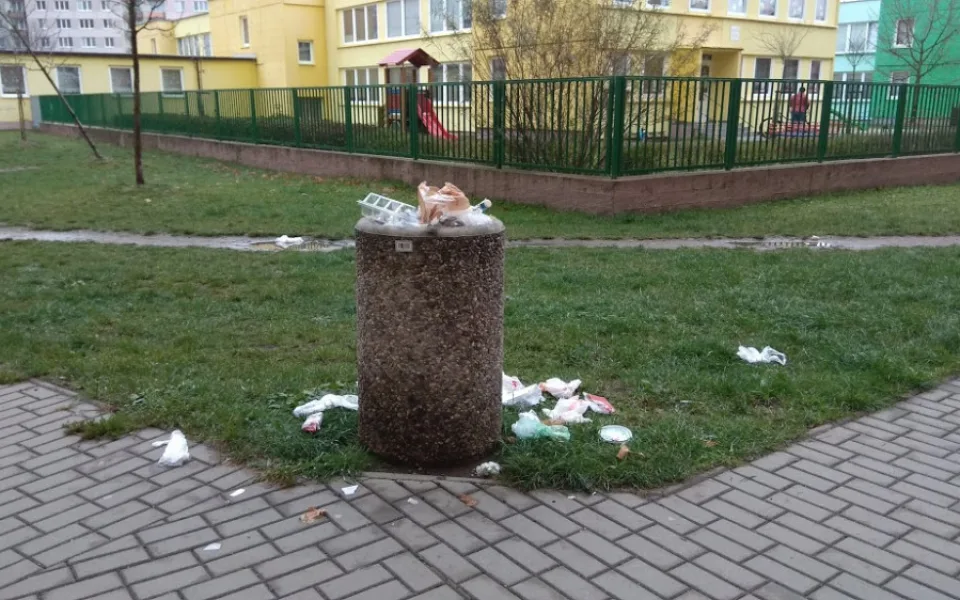 Odpadkový koš na Máji