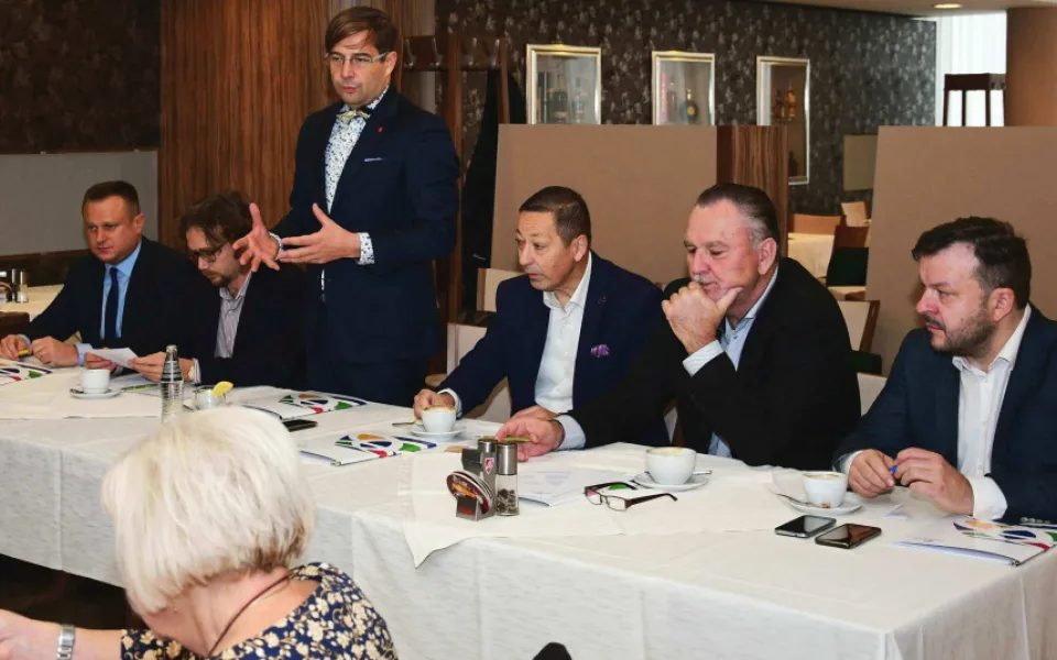Náměstek ministra spravedlnosti Michal Franěk (druhý zleva), místopředseda Krajského soudu v Českých Budějovicích Zdeněk Strnad (třetí zleva) a ředitel krajského úřadu Milan Kučera (čtvrtý zleva)