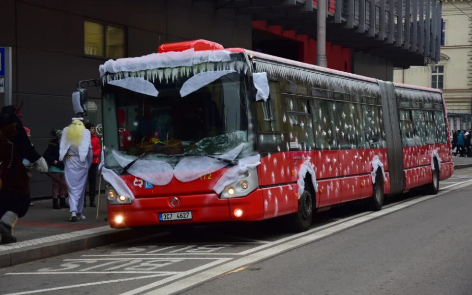 Mikuláše se svou družinou potkáte v Budějcích i v autobuse
