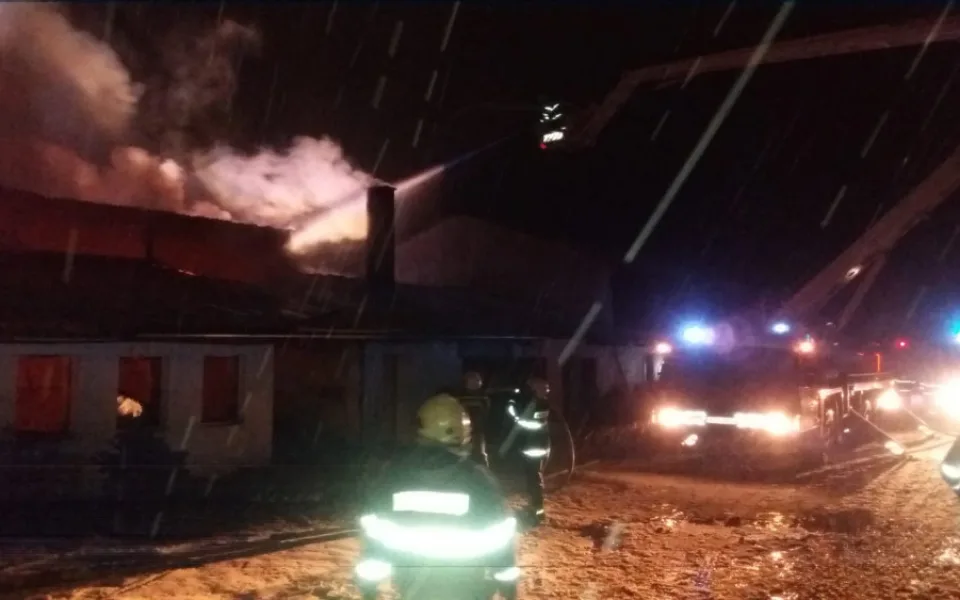 Hasiči likvidovali požár truhlárny na Strakonicku. Škoda jde do desítek milionů korun
