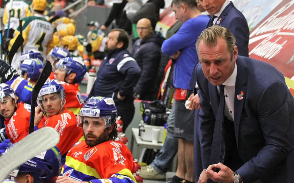 Rozzuřený kouč Václav Prospal měl svým svěřencům ve druhé třetině co říct