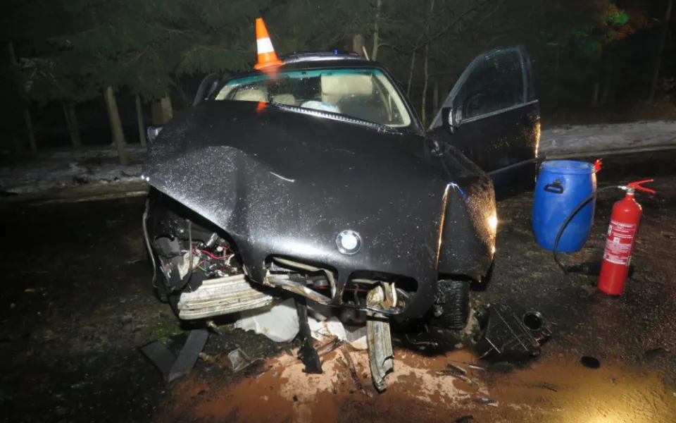 Mezi Velenicemi a Halámkami bouralo BMW, řidička je podezřelá z ublížení na zdraví