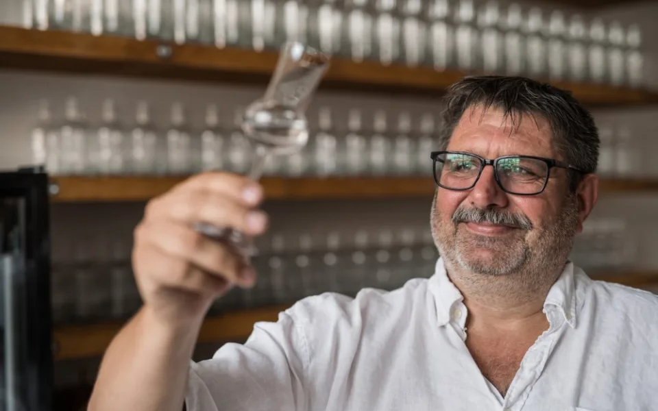Prodal dům, skončil v práci a začal vyrábět gin. Robert Urbánek si tvrdou prací plní svůj sen