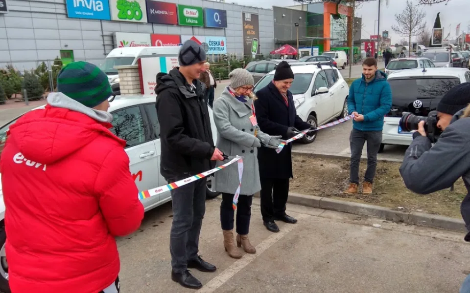 U Globusu ode dneška funguje první dobíječka pro elektromobily v Budějcích