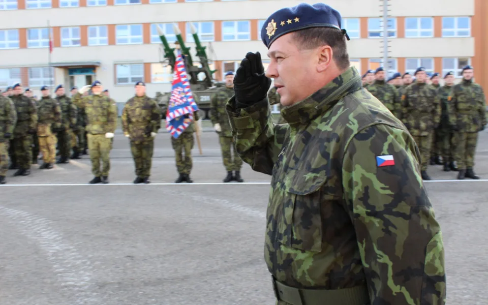 Ve strakonických kasárnách proběhl slavnostní nástup. Na snímku velitel útvaru plukovník Ján Sedliačik během přehlídky nastoupených jednotek.