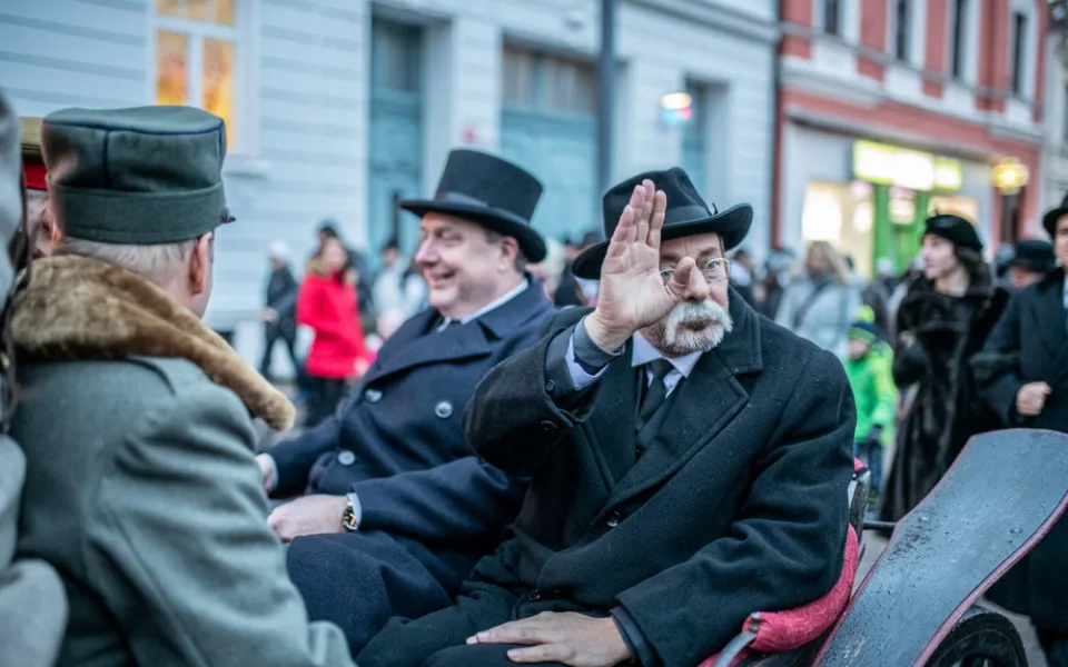 Lidé přivítali na nádraží prezidenta Masaryka. Ne všichni ho ale viděli.
