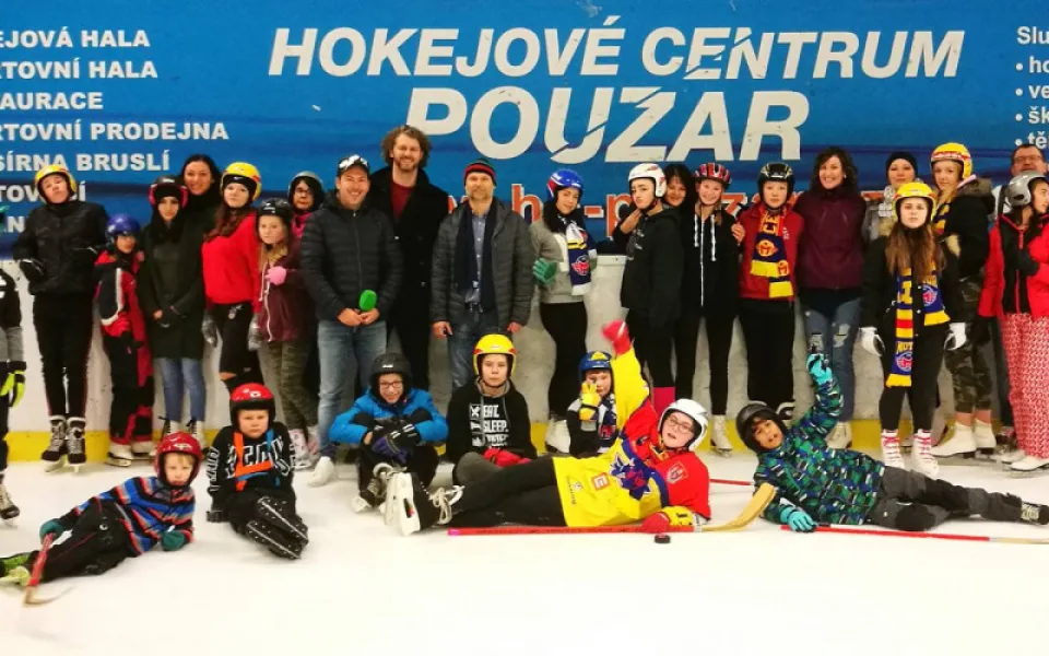 Děti z dětského domova v Hokejovém centru Pouzar