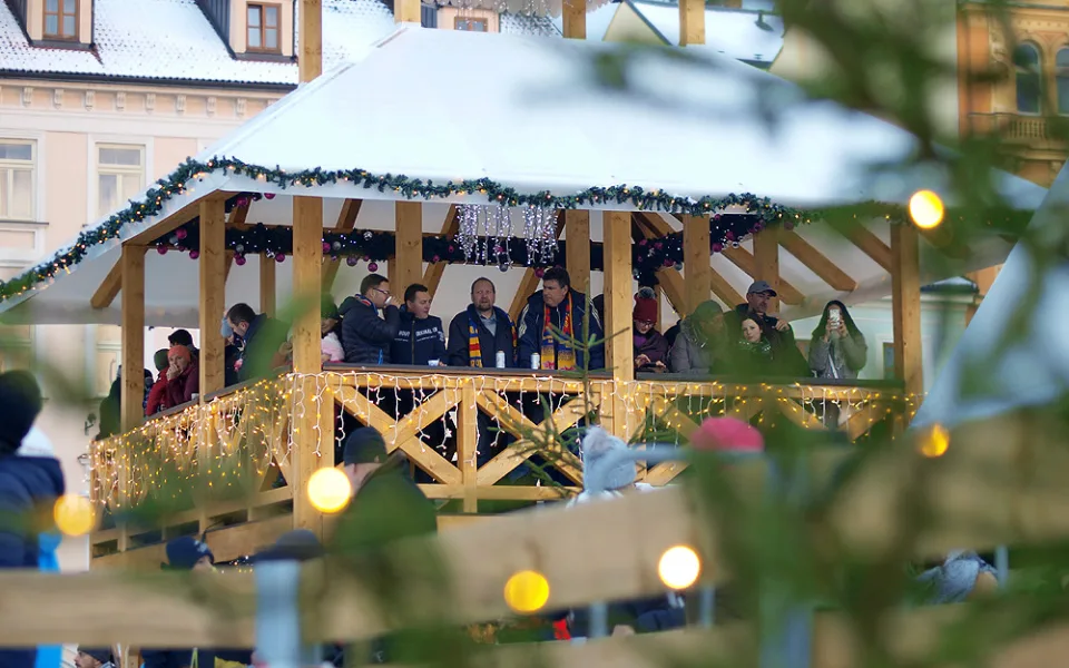 Letos se prvně mohlo připíjet na zdraví a dobrý rok 2019 na věži na ploše náměstí.