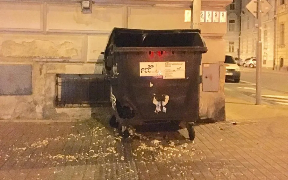 Neznámý žhář zapálil kontejnery v několika budějckých ulicích.