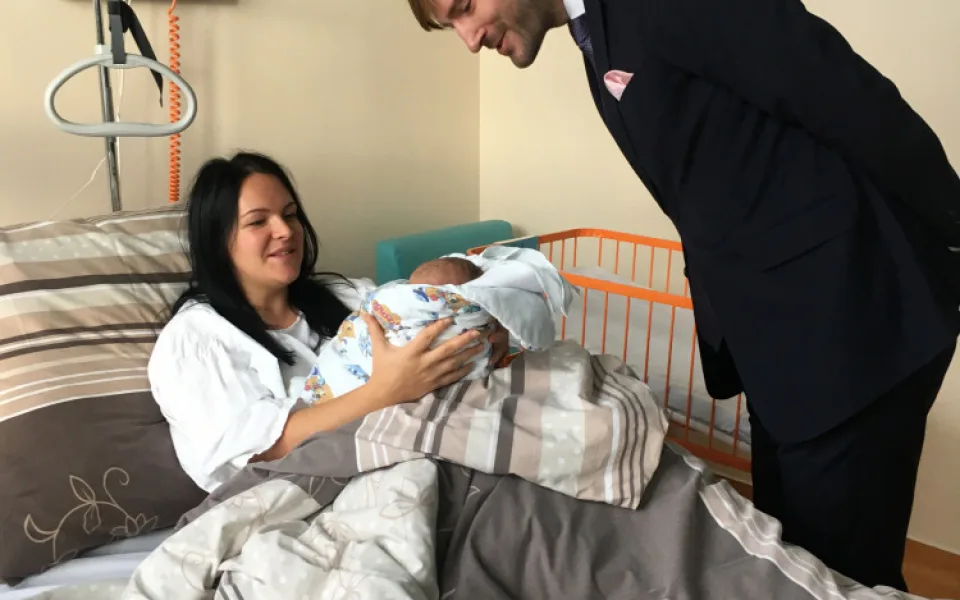 Ministr zdravotnictví Adam Vojtěch navštívil na Nový rok budějckou porodnici