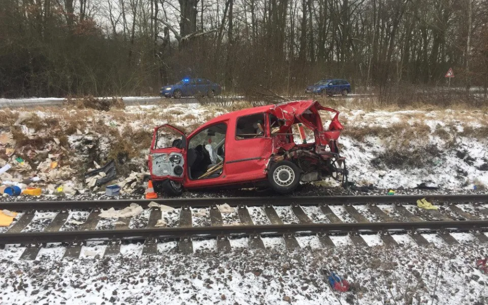 Na Hluboké se střetl vlak s automobilem, železniční doprava na trati stojí.