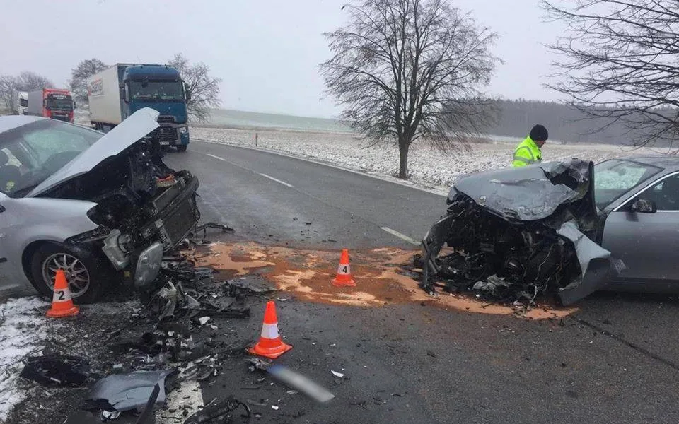 Střet dvou osobních aut u Lišova.