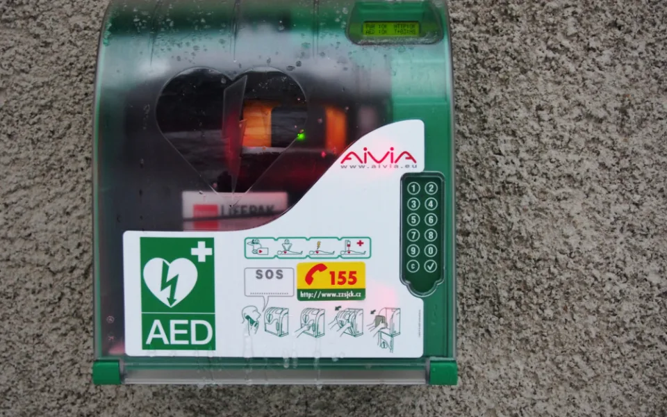 Automatický externí defibrilátor.