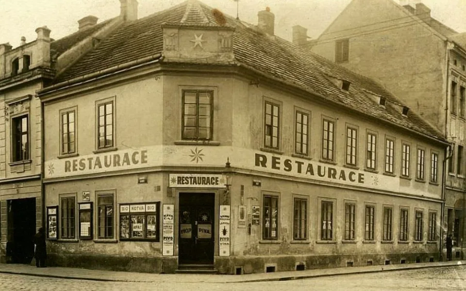 Restaurace Modrá hvězda kolem roku 1949 na nároží Lidické a Mánesovy.