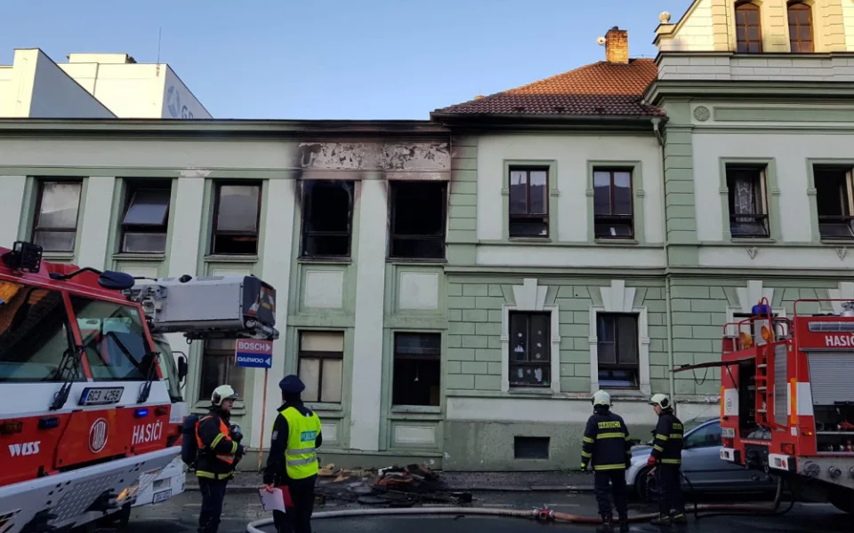Požár zničil byt na ubytovně