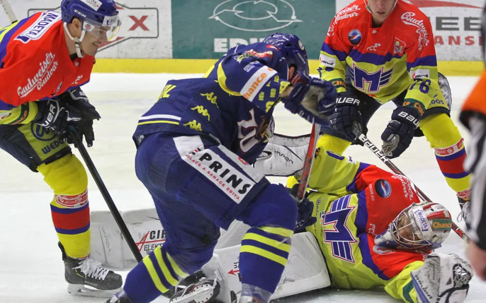 Přerovský Jakub Navrátil ve velké šanci před Petrem Kváčou