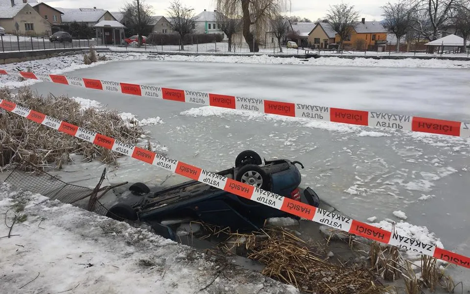 Do požární nádrže ve Strážkovicích sjelo auto