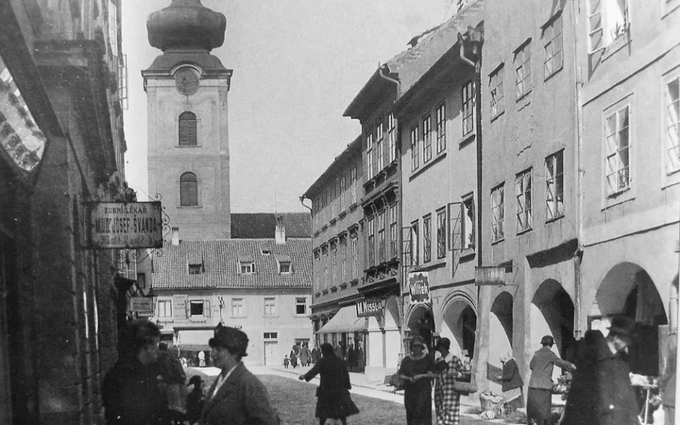 Piaristická ulice z náměstí ke klášteru v čase první republiky.