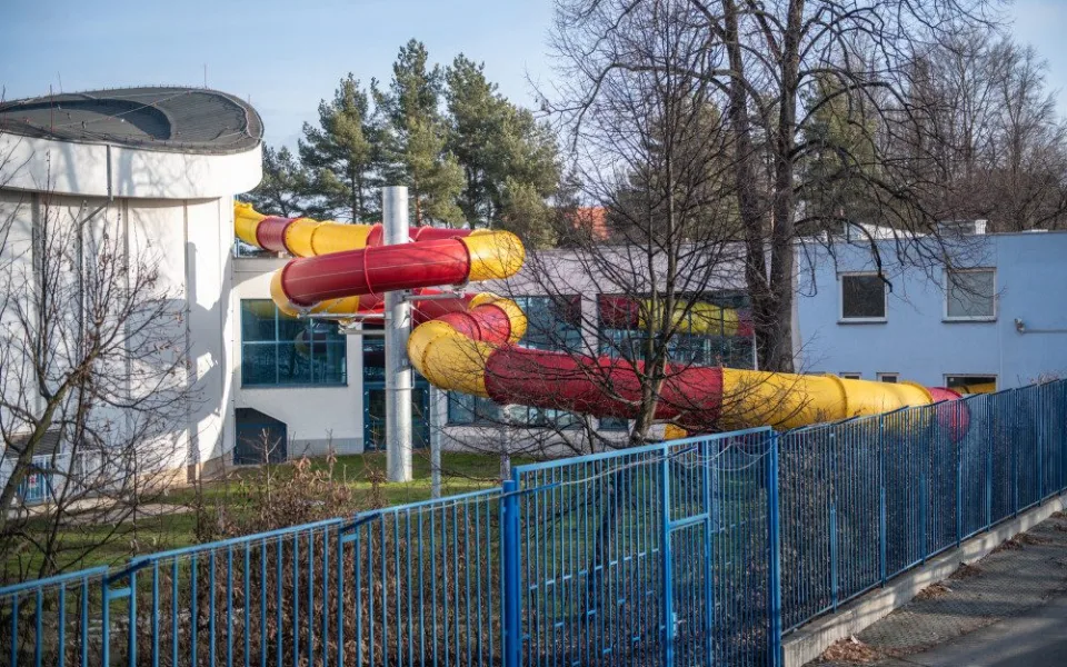 Tobogán je moc rychlý, musí se zbrzdit
