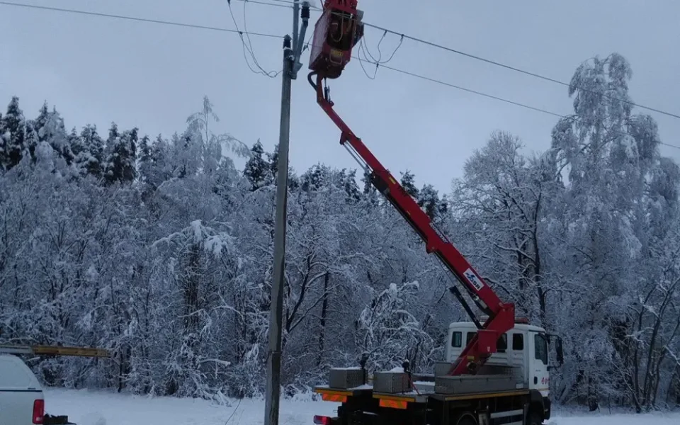 Pohotovostní technici E.ON v akci při opravě vedení v Záblatí.