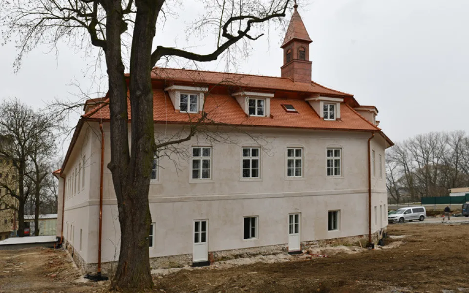 Zámeček v Poříčí utekl hrobníkovi z lopaty.