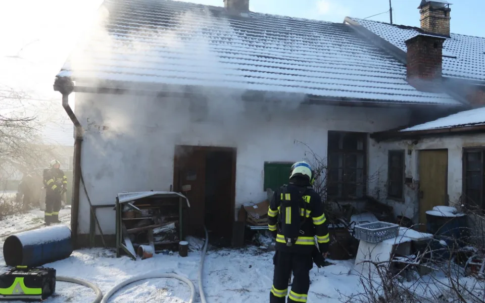 Při požáru rodinného domu na Táborsku uhořel jeden člověk. Případ vyšetřuje policie