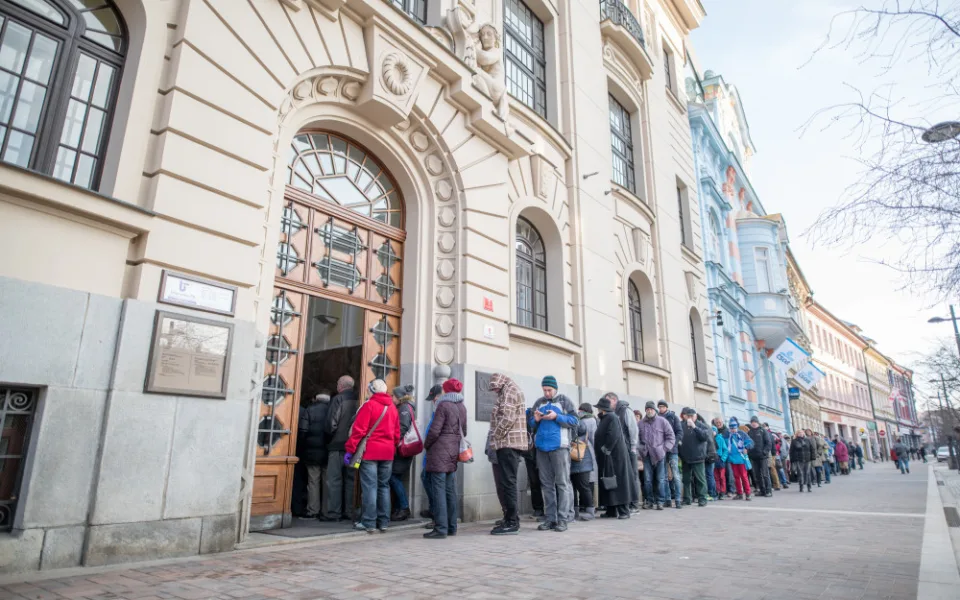 Před Českou národní bankou v Českých Budějovicích stály dlouhé fronty.