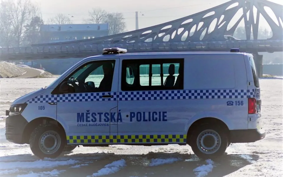 Českobudějovičtí strážníci mají nové auto, použijí ho při odchytu zvířat a opilců