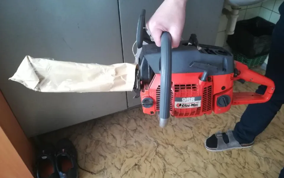 Muž vyrazil do obchodu s nastartovanou motorovkou