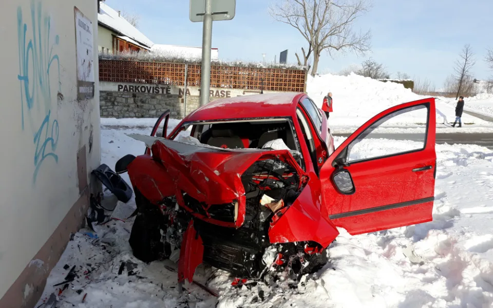 V Černé v Pošumaví narazilo auto do rodinného domu. Řidič byl v kritickém stavu převezen do nemocnice