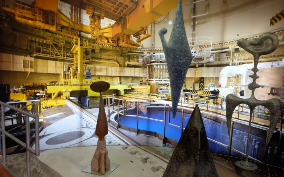 Poutníci atomové paměti se jmenuje výstava akademického sochaře Petra Fidricha v Infocentru Jaderné elektrárny Temelín.