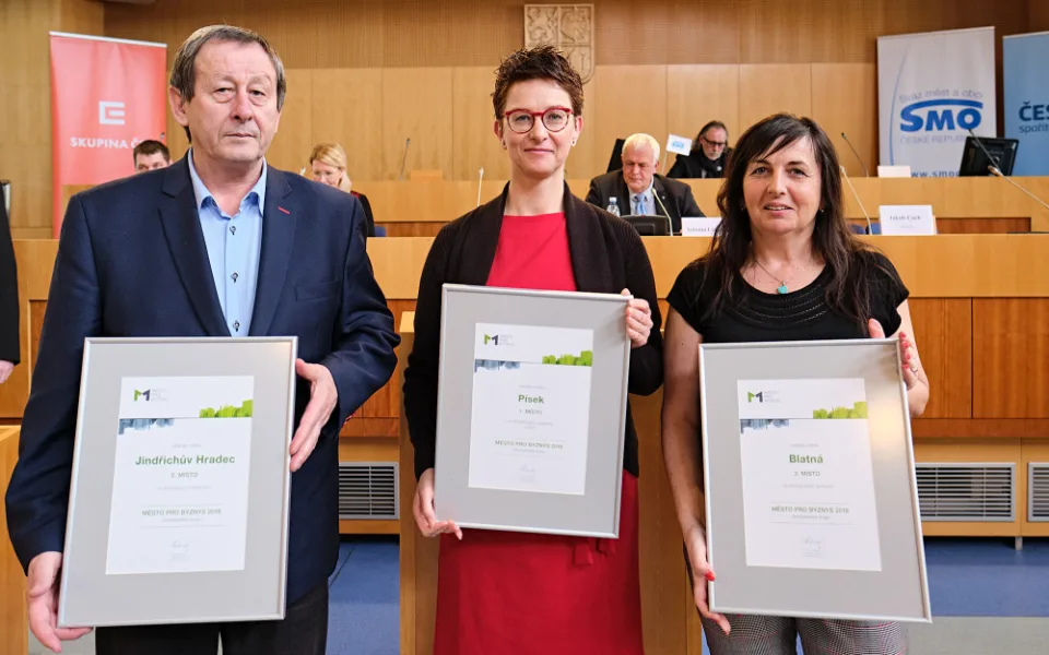 Zleva starosta Stanislav Mrvka, místostarostka Petra Trambová a starostka Kateřina Malečková