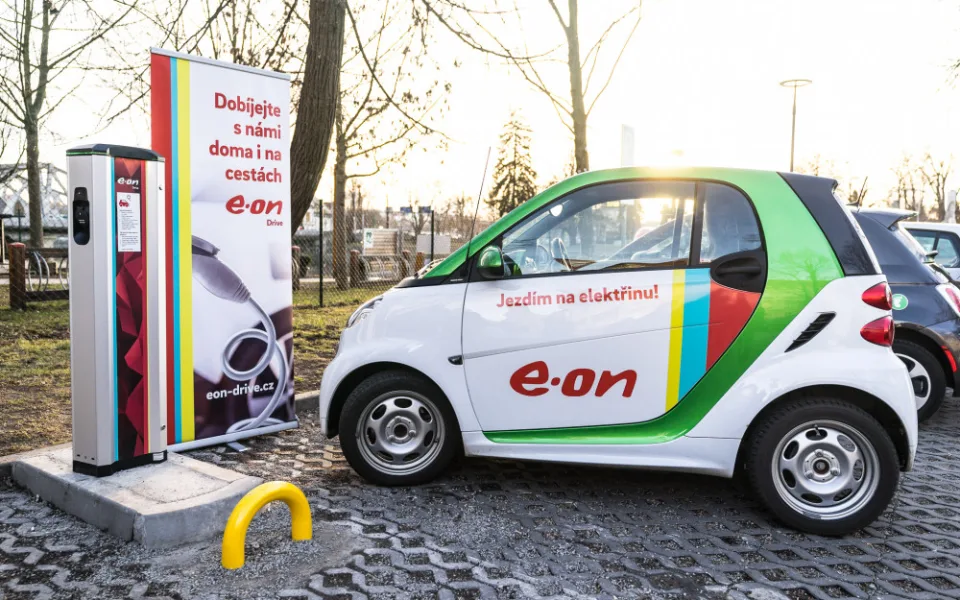 Elektromobily se mohou nabíjet i u náplavky. E.ON otevřel druhou dobíjecí stanici v Budějcích