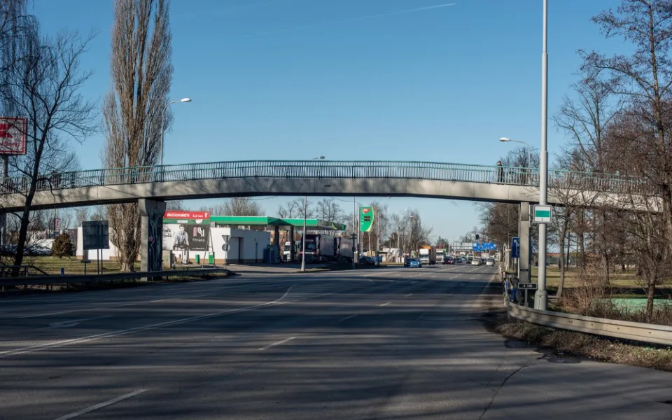 Na Dlouhé louce začne stavba autobusových zastávek