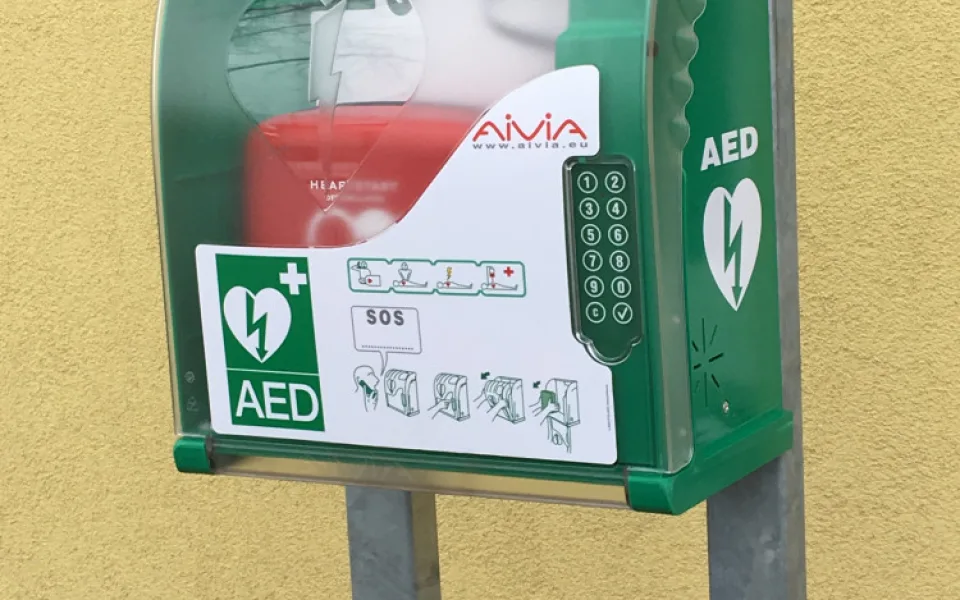 AED s úložnou skříní na Hasičské zbrojnici Rudolfov