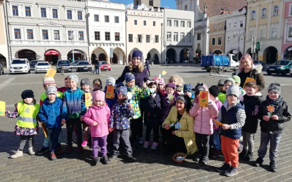 Děti z Mateřské školy Vrchlického nábřeží přály na náměstí ženám k svátku